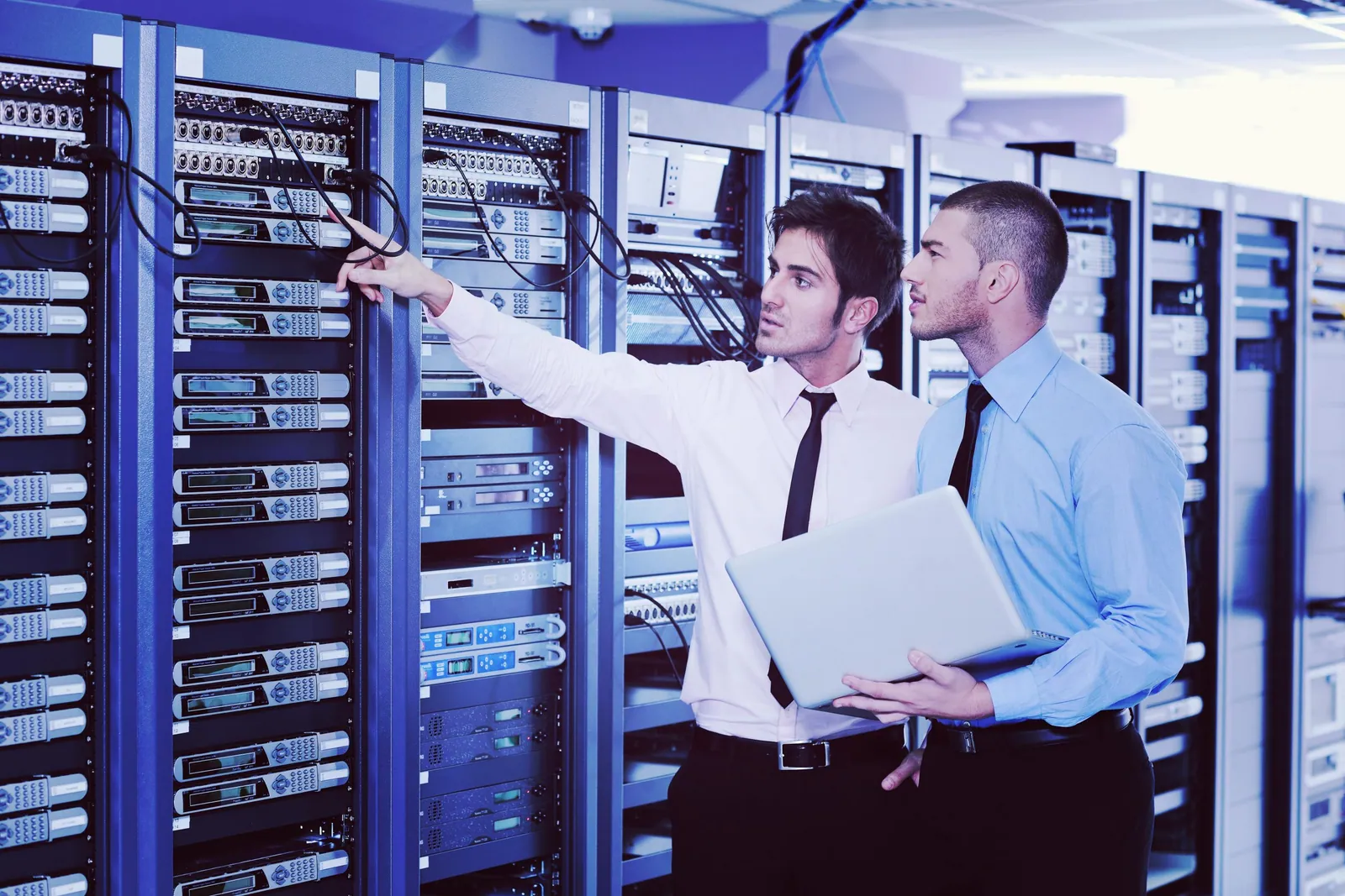 it enineers in network server room 2021 08 26 15 56 54 utc min